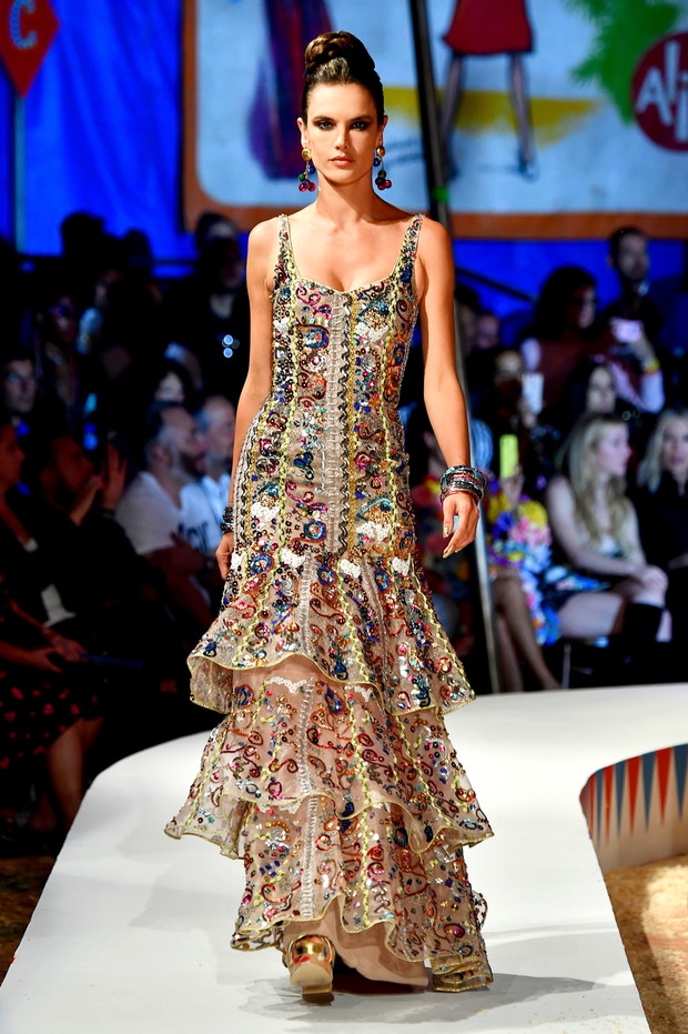 Moschino Spring/Summer 19 Menswear And Women's Resort Collection - Runway