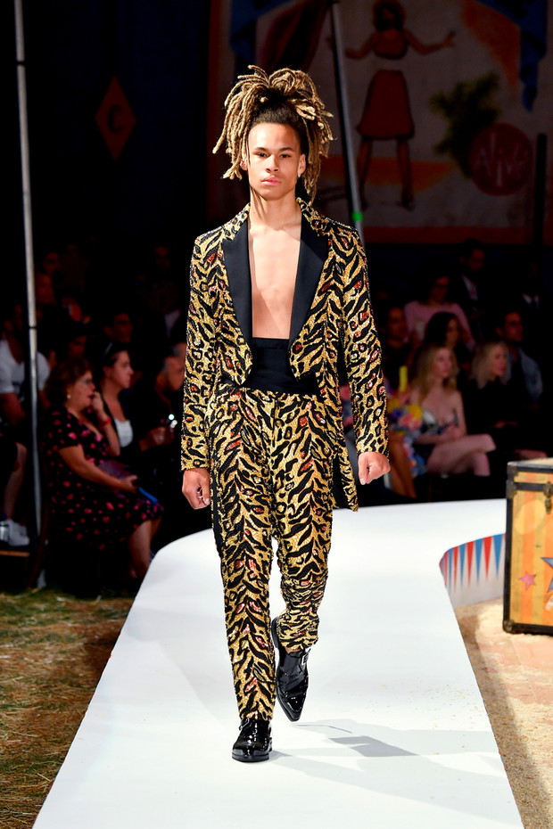 Moschino Spring/Summer 19 Menswear And Women's Resort Collection - Runway