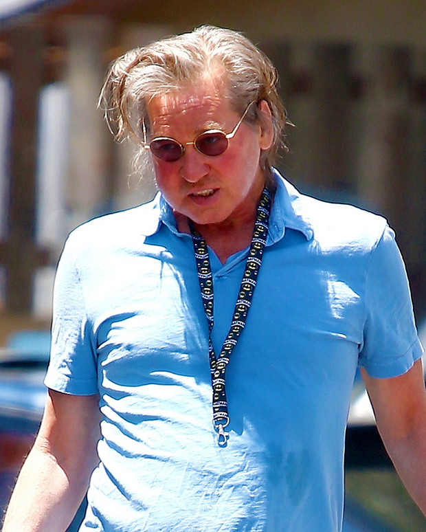 Val Kilmer w niebieskiej koszuli