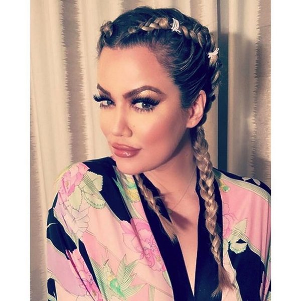 khloe-kardashian-w-warkoczach-i-kolorowej-bluzce-350775-GALLERY600-09ea369