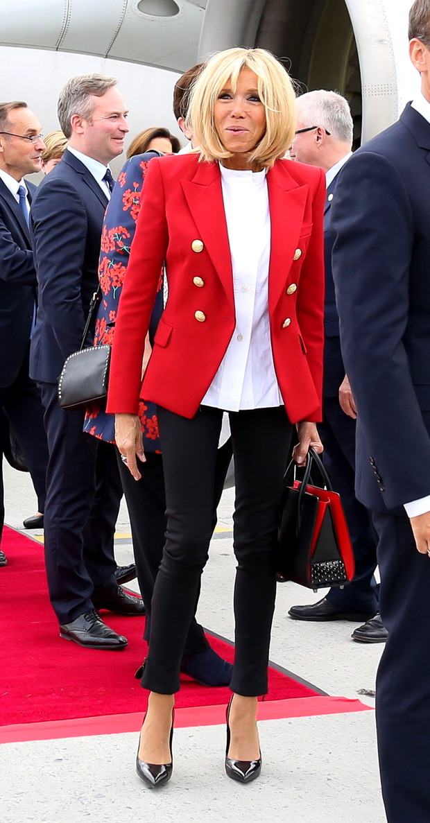 Le président de la République française Emmanuel Macron et sa femme la Premičre Dame Brigitte Macron arrivent ŕ l'aéroport international Macdonald-Cartier d'Ottawa pour leur visite au Canada avant le sommet du G7