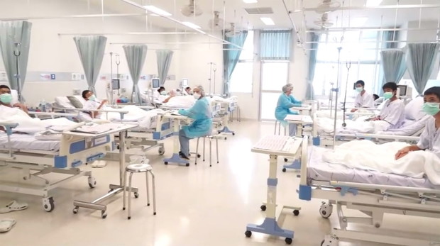 Pierwsze zdj?cia ch?opców uratowanych z jaskini
