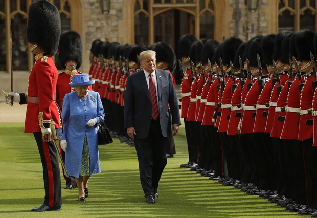 Królowa El?bieta II przyjmuje prezydenta USA w Windsorze