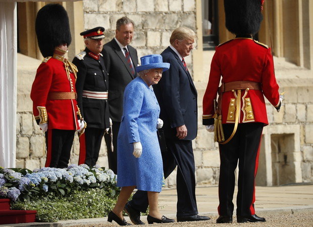 Królowa El?bieta II przyjmuje prezydenta USA w Windsorze