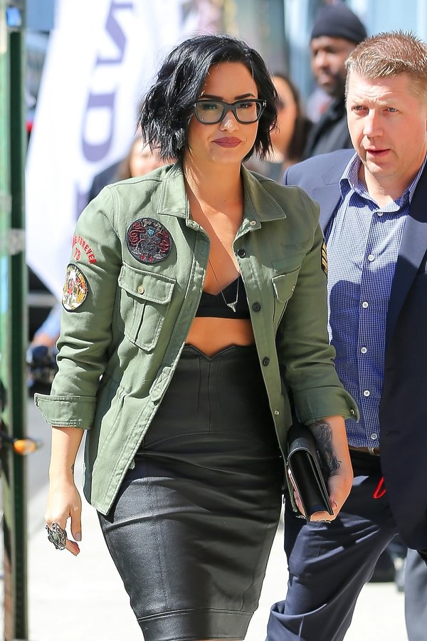 demi-lovato-w-skorzanej-spodnicy-staniku-i-koszuli-khaki-345262-GALLERY600-2152af9