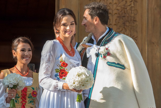 Sebastian Karpiel Bulecka, lider zespolu Zakopower wzial slub z modelka Paulina Krupinska w ponad 100  letnim Kosciele sw. Kazimierza w Koscielisku kolo Zakopanego.