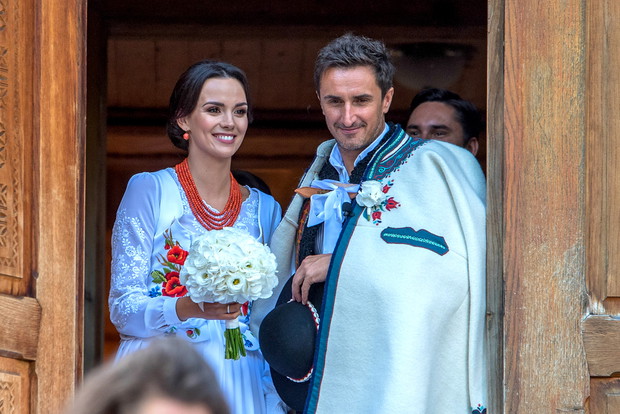 Sebastian Karpiel Bulecka, lider zespolu Zakopower wzial slub z modelka Paulina Krupinska w ponad 100 – letnim Kosciele sw. Kazimierza w Koscielisku kolo Zakopanego.
