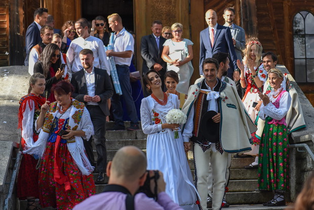 Sebastian Karpiel Bulecka, lider zespolu Zakopower wzial slub z modelka Paulina Krupinska w ponad 100  letnim Kosciele sw. Kazimierza w Koscielisku kolo Zakopanego.