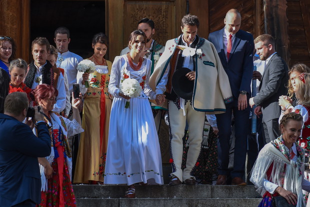 Sebastian Karpiel Bulecka, lider zespolu Zakopower wzial slub z modelka Paulina Krupinska w ponad 100  letnim Kosciele sw. Kazimierza w Koscielisku kolo Zakopanego.
