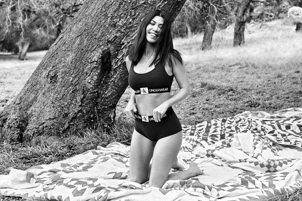 Les soeurs Kardashian et Jenner posent toutes ensemble pour la nouvelle campagne "Calvin Klein"