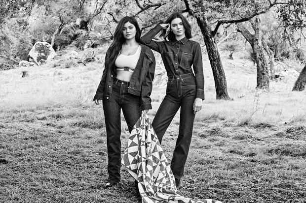 Les soeurs Kardashian et Jenner posent toutes ensemble pour la nouvelle campagne "Calvin Klein"