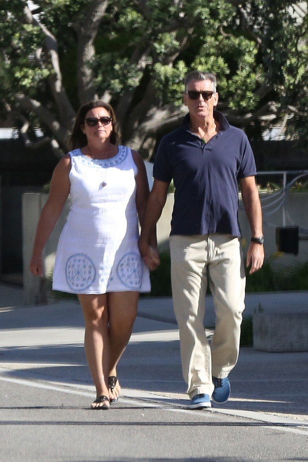 Pierce Brosnan na spacerze, a potem wyrzuca ?mieci