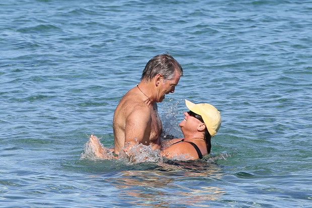 Pierce Brosnan z ?on? na pla?y