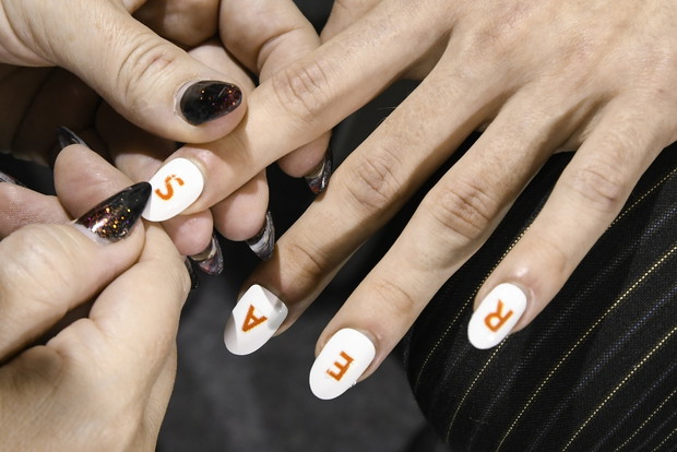 Manicure z przesłaniem