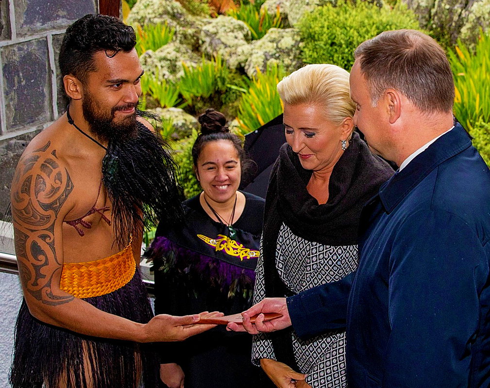 Agata Duda i Andrzej Duda w Nowej Zelandii. Pierwsza dama w objęciach Maorysa