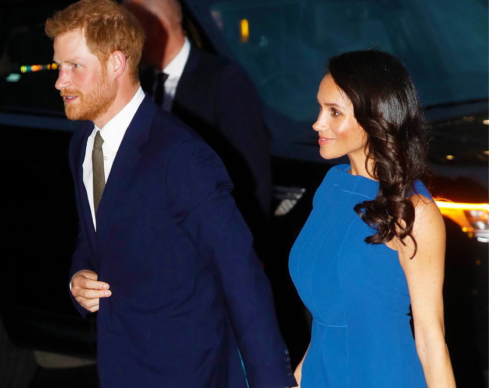 Meghan w niebieskiej sukience. Meghan jest w ciąży