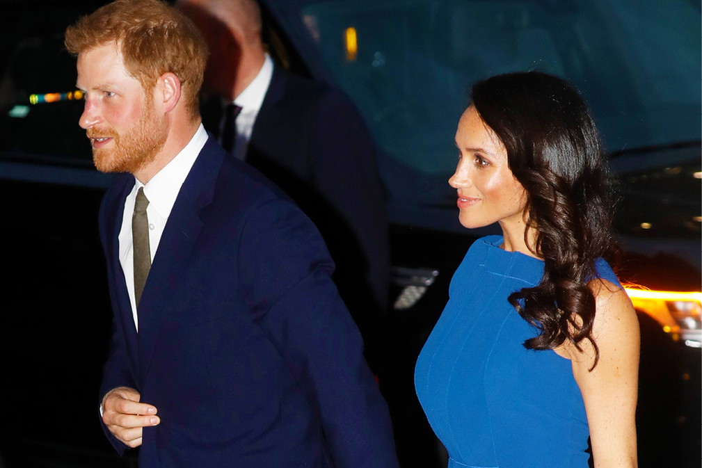 Meghan w niebieskiej sukience. Meghan jest w ciąży