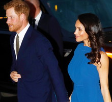 Meghan w niebieskiej sukience. Meghan jest w ciąży