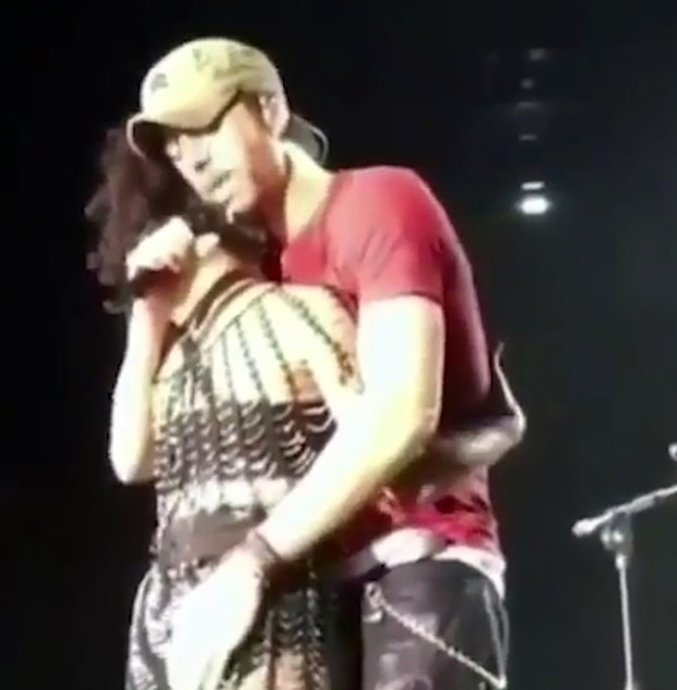 Enrique Iglesias krytykowany za zachowanie podczas koncertu