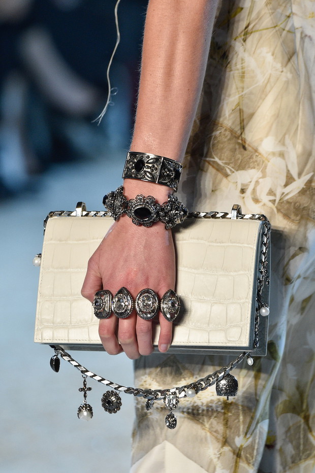 Alexander McQueen : Runway - Paris Fashion Week Womenswear Spring/Summer 2019