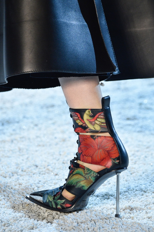 Alexander McQueen : Runway - Paris Fashion Week Womenswear Spring/Summer 2019