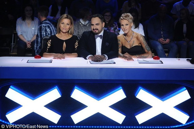agnieszka-chylinska-agustin-egurrola-malgorzata-foremniak-pozuja-do-zdjec-na-finale-programu-mam-talent-324594-GALLERYBIG-f2551f4