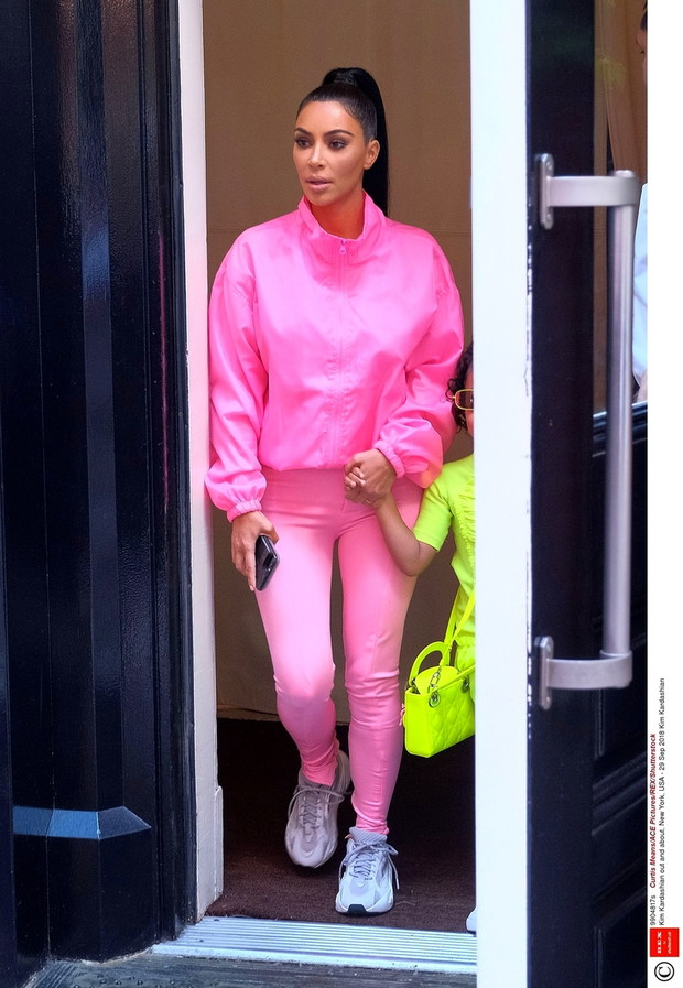 Kim Kardashian z córk? w neonowym wydaniu