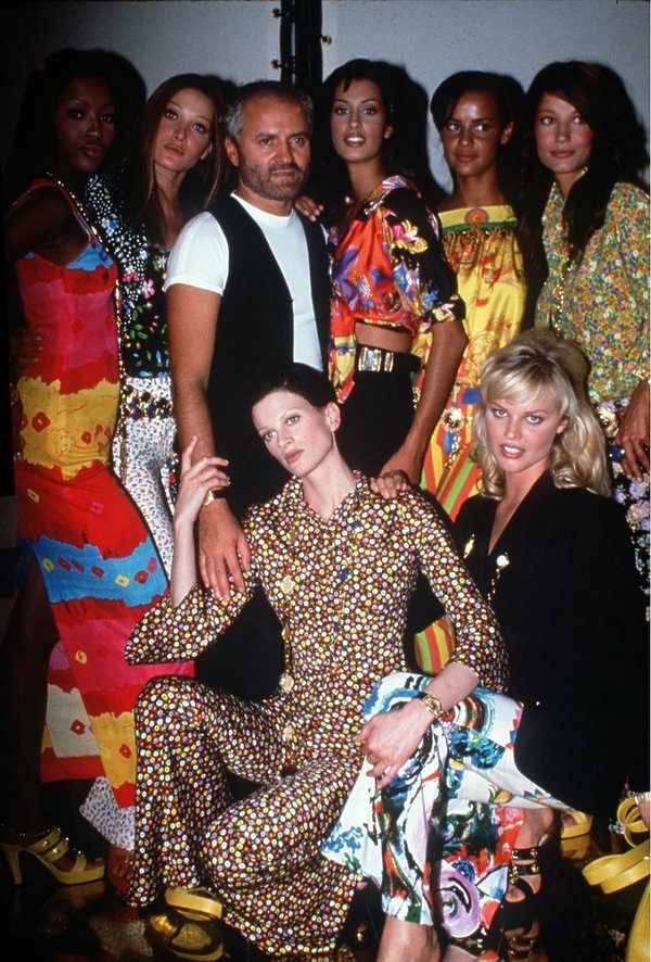 modelki-i-gianni-versace-na-pokazie-versace-342741-GALLERY600-a31b091