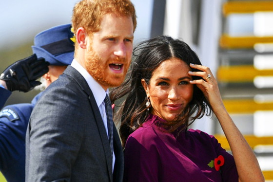 Książę Harry złapał księżną Meghan za pupę, wsiadając do samolotu, gdy opuszczali Australię