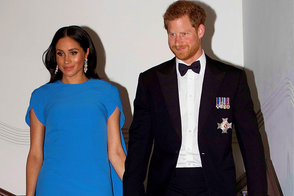 Meghan w ciąży. Meghan w niebieskiej sukience