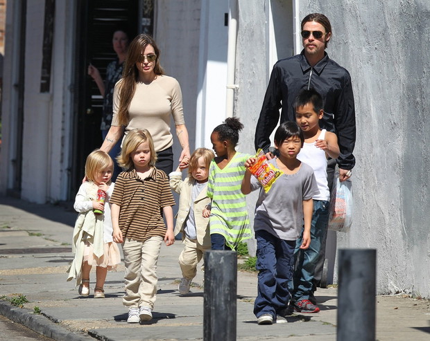 Brad Pitt i Angelina Jolie z dzie?mi