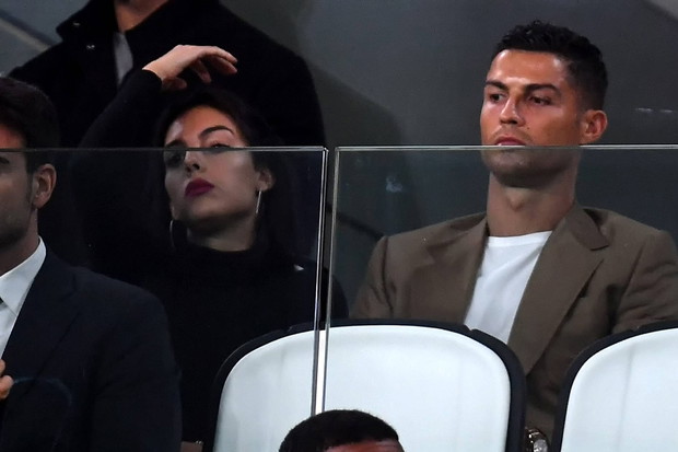 Cristiano Ronaldo ogl?da mecz z trybun