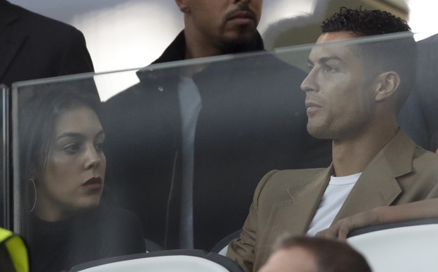 Cristiano Ronaldo ogl?da mecz z trybun