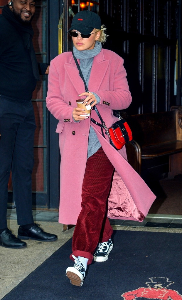 Rita Ora w ró?owym p?aszczu