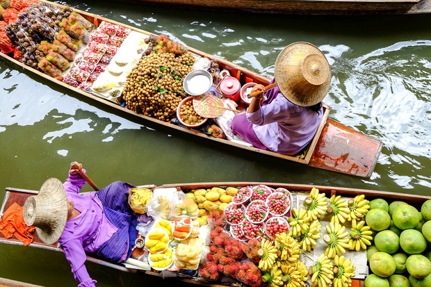 Damnoen Saduak floating market, The famous attractions of Ratchaburi. Launched to the world as the source. The first tour since 2510.