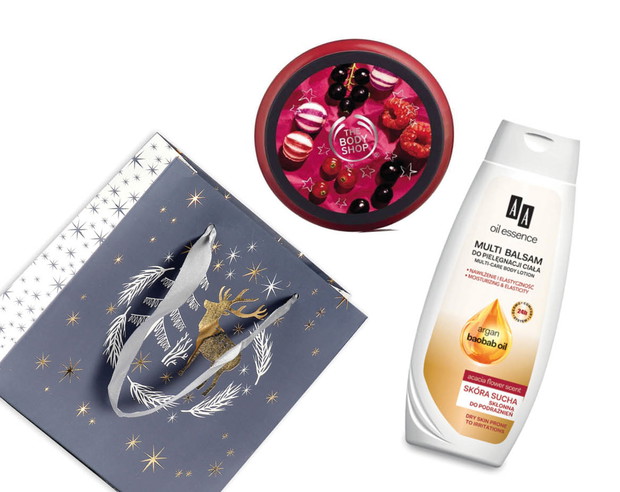 Peeling do ciała Owoce Leśne The Body Shop, 25,90 zł; Balsam do pielęgnacji ciała Argan Baobab Oil Multi balsam AA Oil Essence, 17,69 zł; Torebka prezentowa Empik, 4,49 zł.