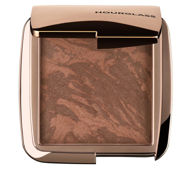 Rozświetlający bronzer Ambient Lighting Bronzer Hourglass, 209 zł, Douglas