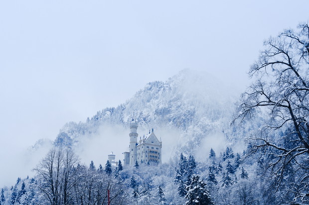 Schloss Neuschwanstein im Winter, Winterlandschaft im Nebel