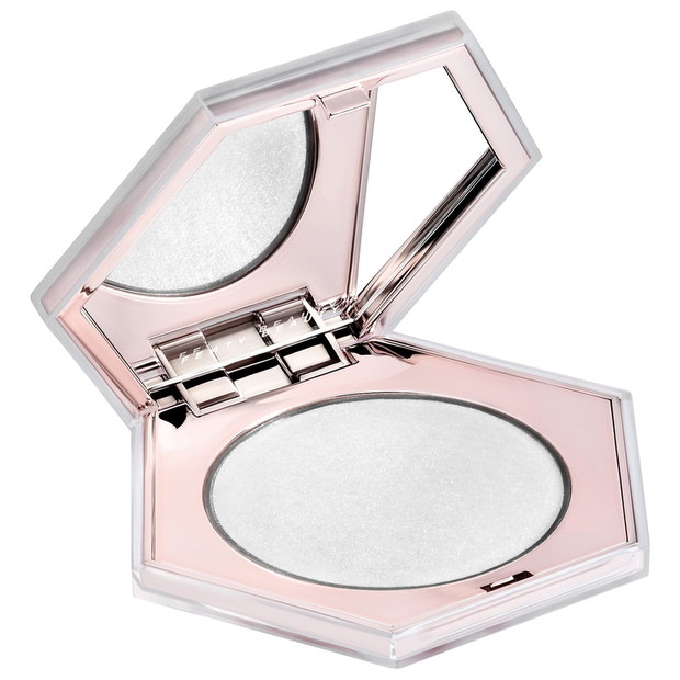 Rozświetlacz Diamond Bomb All-Over Diamond Veil w kolorze How many carats?! Fenty Beauty by Rihanna, 165 zł, Sephora