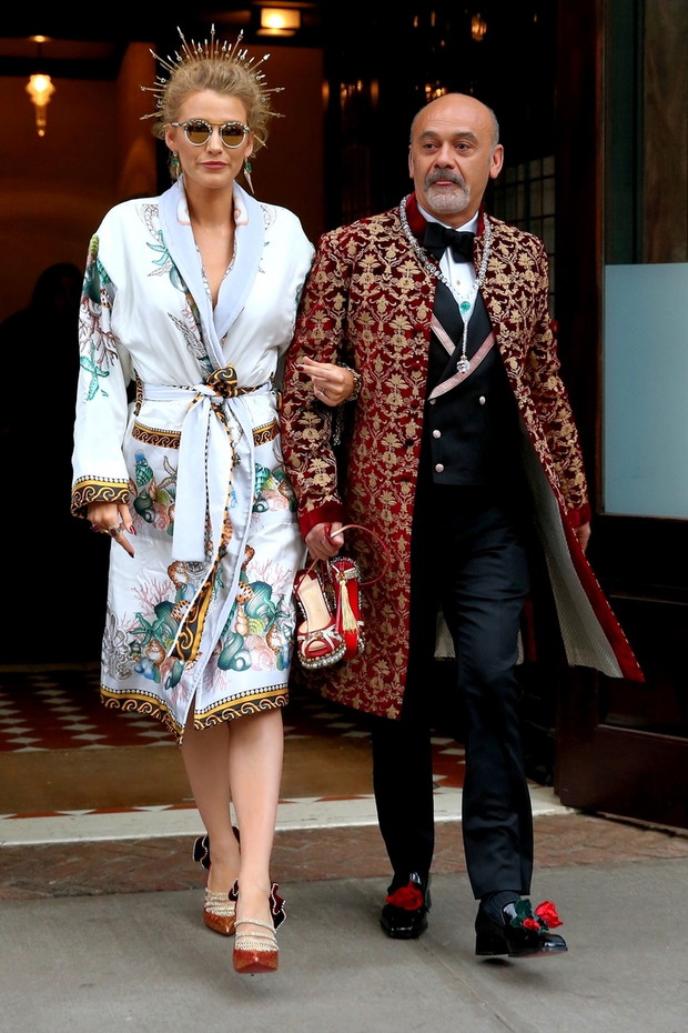 Blake Lively owini?ta p?aszczem
