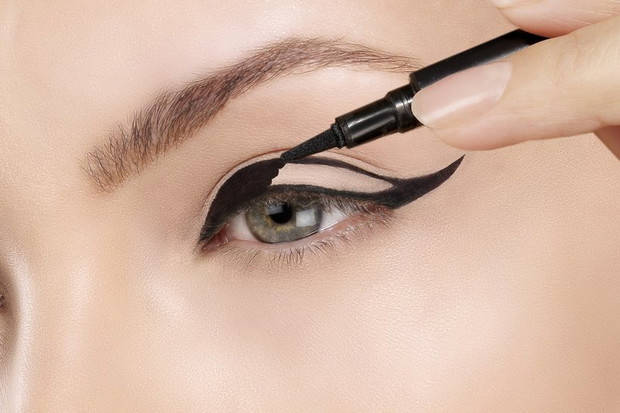 5. Jak zrobić kreskę eyelinerem?