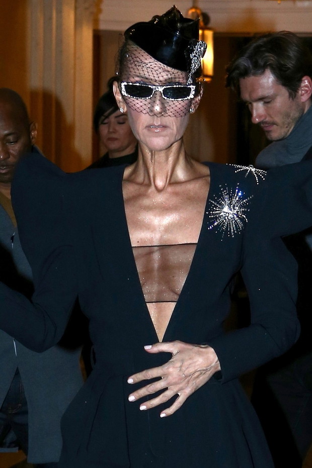 Szczup?a Celine Dion z przepask? na biu?cie