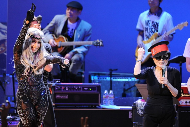Lady Gaga i Yoko Ono na jednej scenie