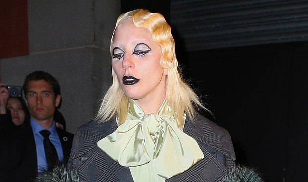 lady-gaga-w-bialej-bluzce-z-zabotem-i-dziwnej-pofalowanej-fryzurze-338784-GALLERYBIG-b1076b7