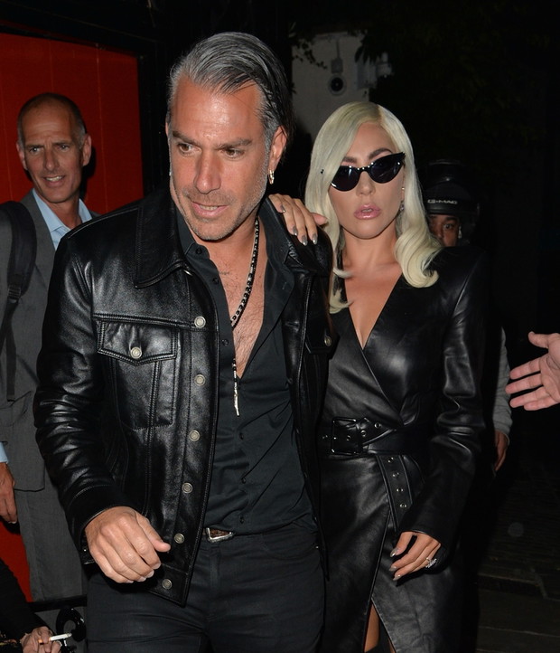 Lady Gaga w skórzanej sukience