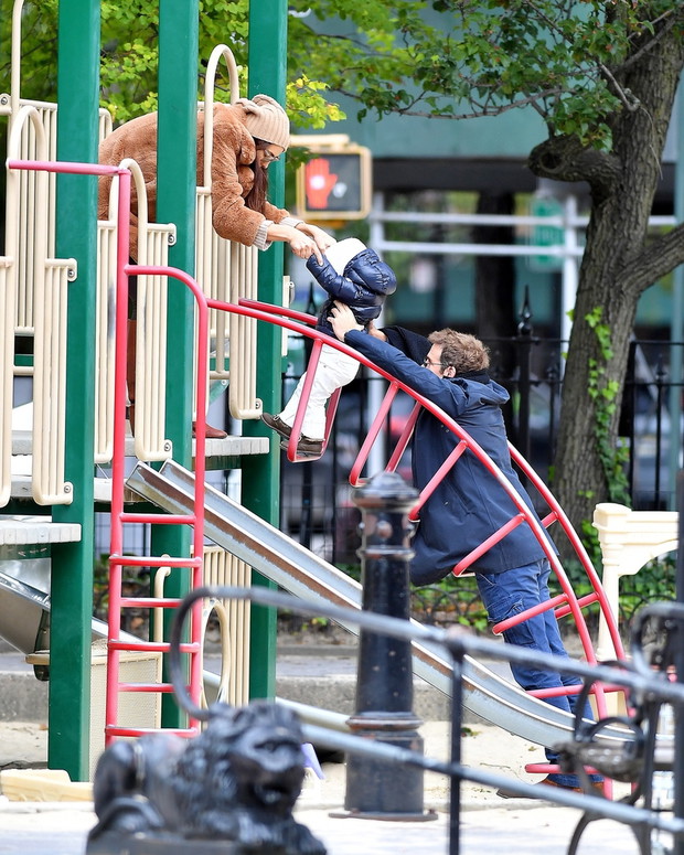 Bradley Cooper i Irina Shayk na spacerze z dzieckiem