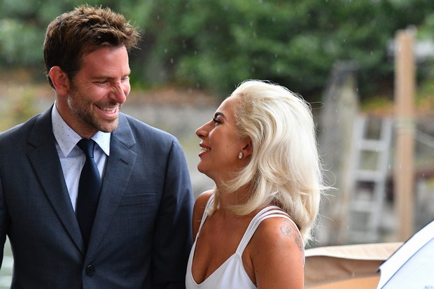 Bradley Cooper pomaga Lady Gadze wysi??? z ?ódki