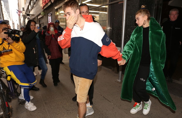 Hailey Bieber w zielonym futrze