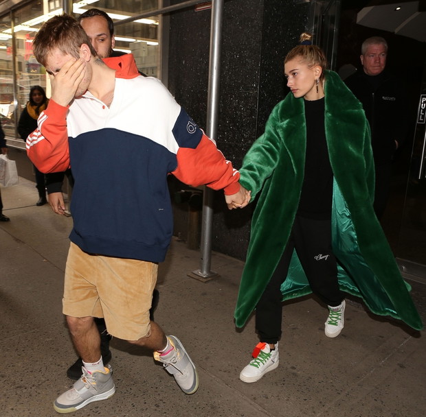Hailey Bieber w zielonym futrze