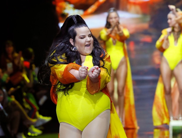 Netta Barzilai na wybiegu podczas tygodnia mody w Tel Awiwie
